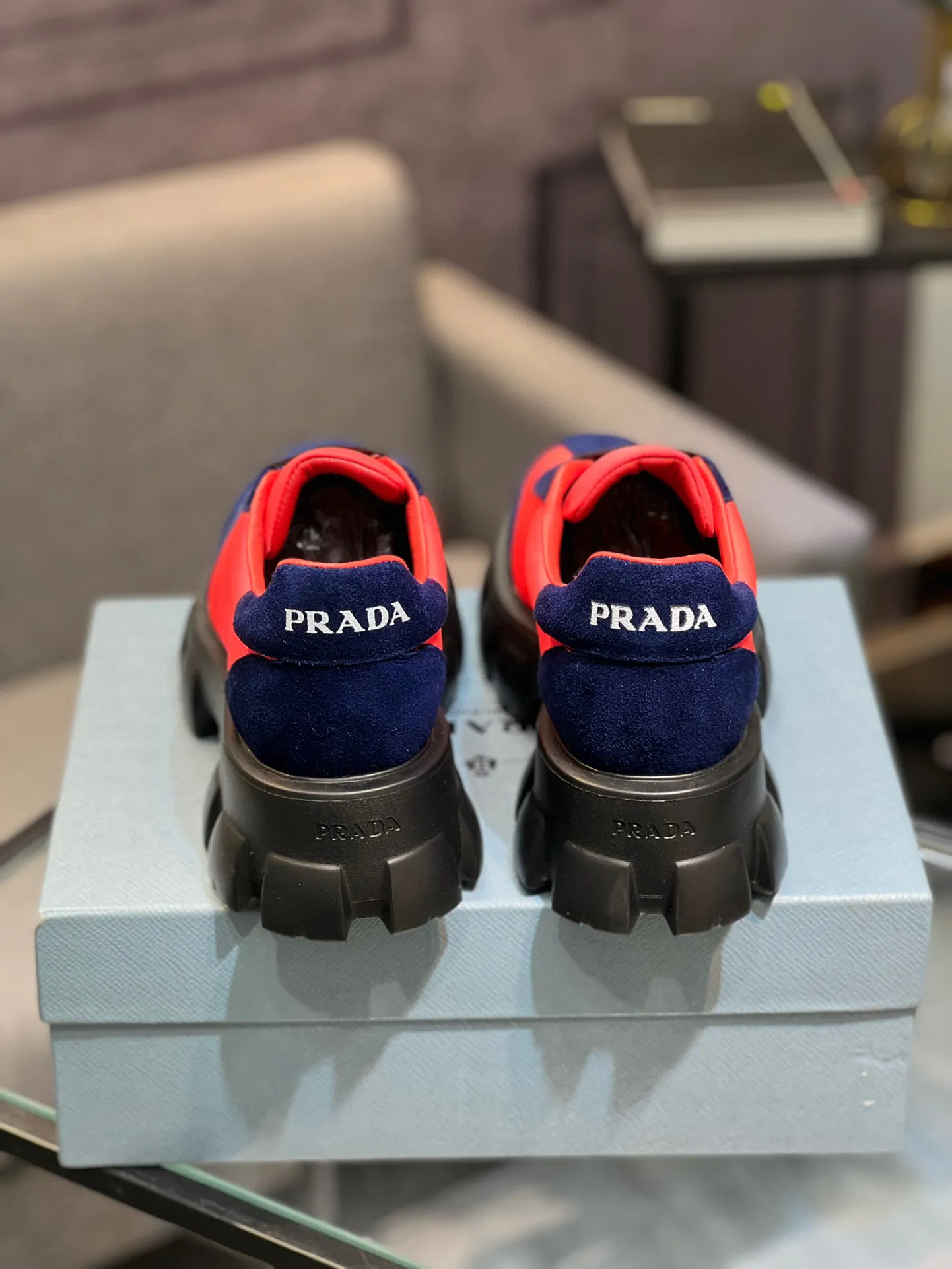 Men's shoes 💰540 Prada Latest 2025ss spring and summer catwalk series Thick-soled platform platform Casual sports shoes Couple style ☑️ Bold contrasting bright colors and fashionable combination Casual sports style design with exquisite details Classic personalized gear thick sole Increased comfort and unique modern trend style 🚩 Fabric: Cowhide ➕ Cloth Lining: Sheepskin Outsole: Original molded ultra-light foam material Sole thickness: 4.5CM Size: 35-45 (Female 40, Male 45, customized, non-returnable)